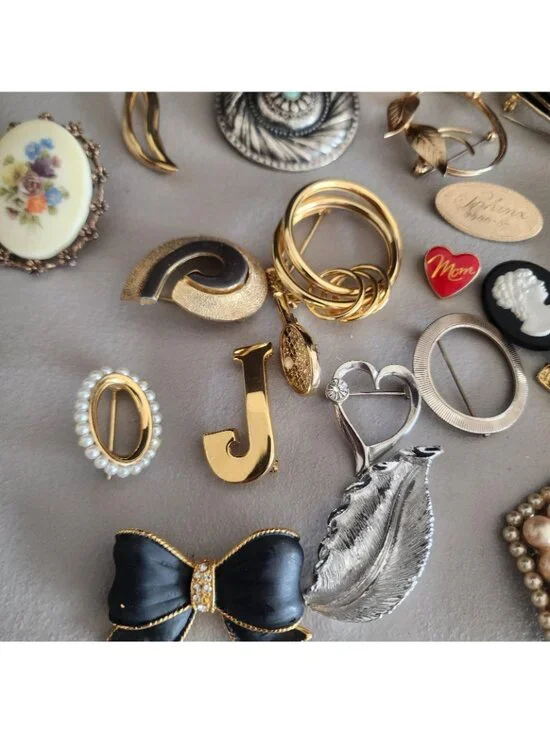 Vintage Brooch Pin Lot - Assorted Styles, Pearl, Enamel, Gold Tone - Picture 7 of 8